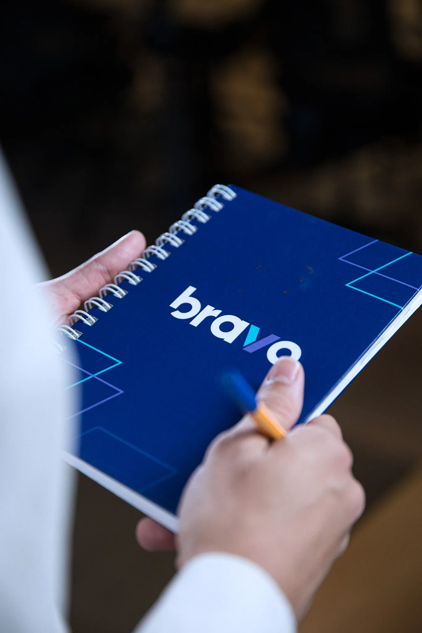 Caderno Bravo aberto sobre a mesa em ambiente de trabalho
