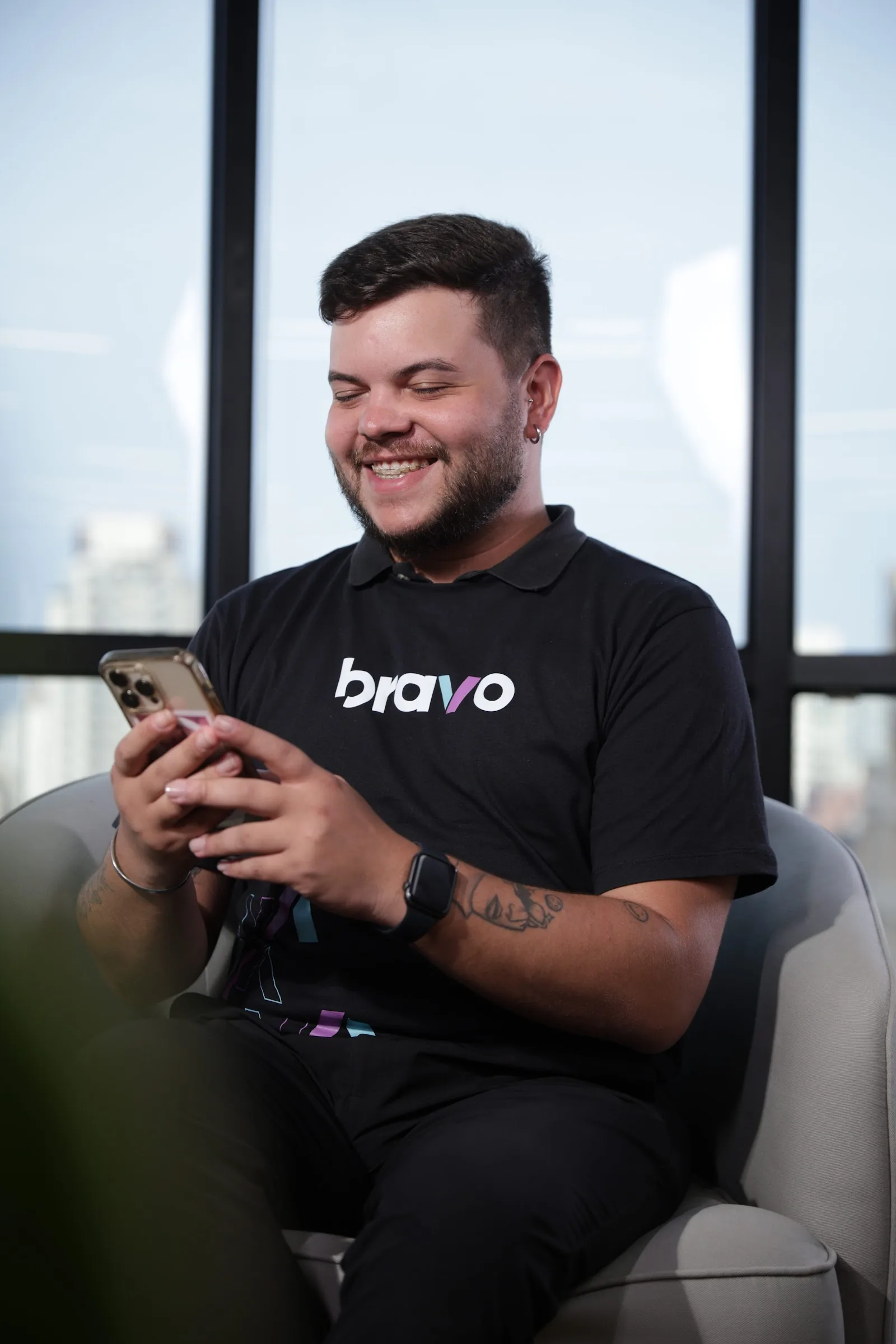 Colaborador Bravo com camiseta institucional em ambiente de trabalho