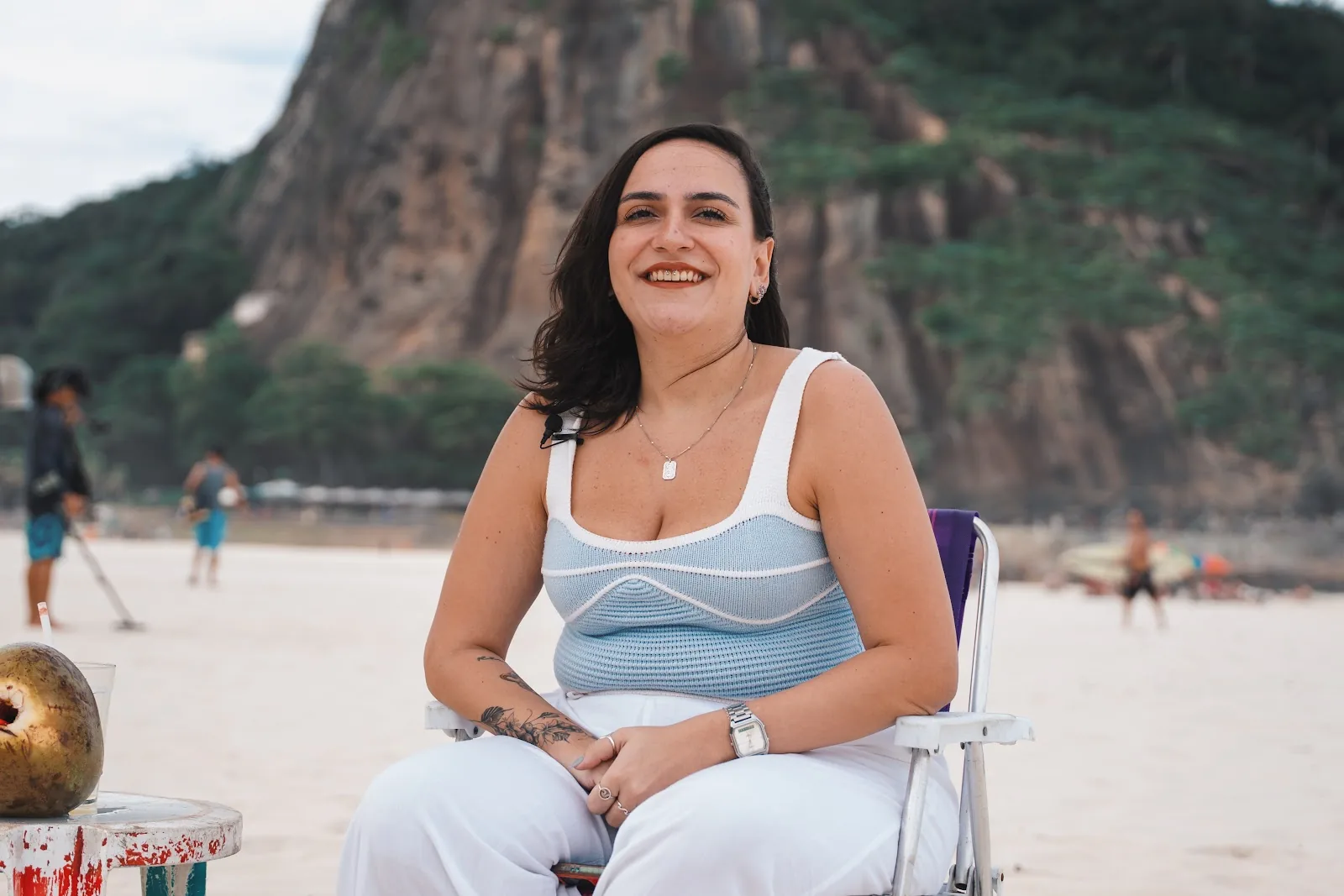 Pessoa em momento de lazer ao ar livre, em cenário de praia