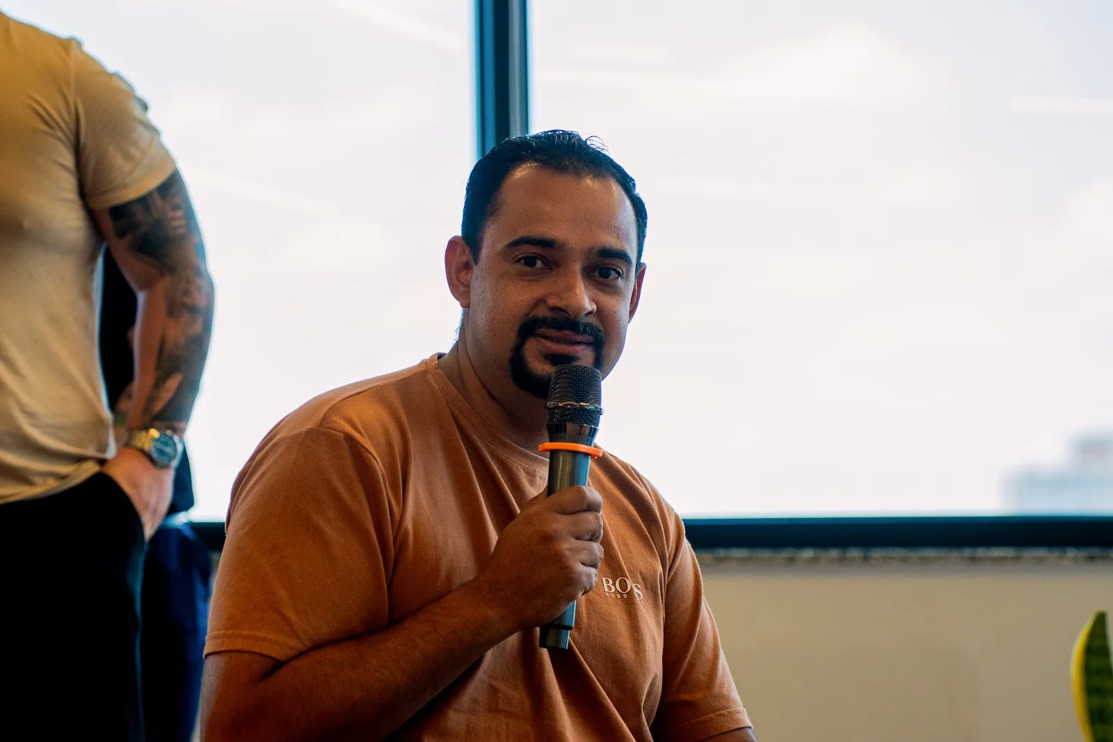 Pessoa em ambiente cotidiano acompanhada por consultoria
