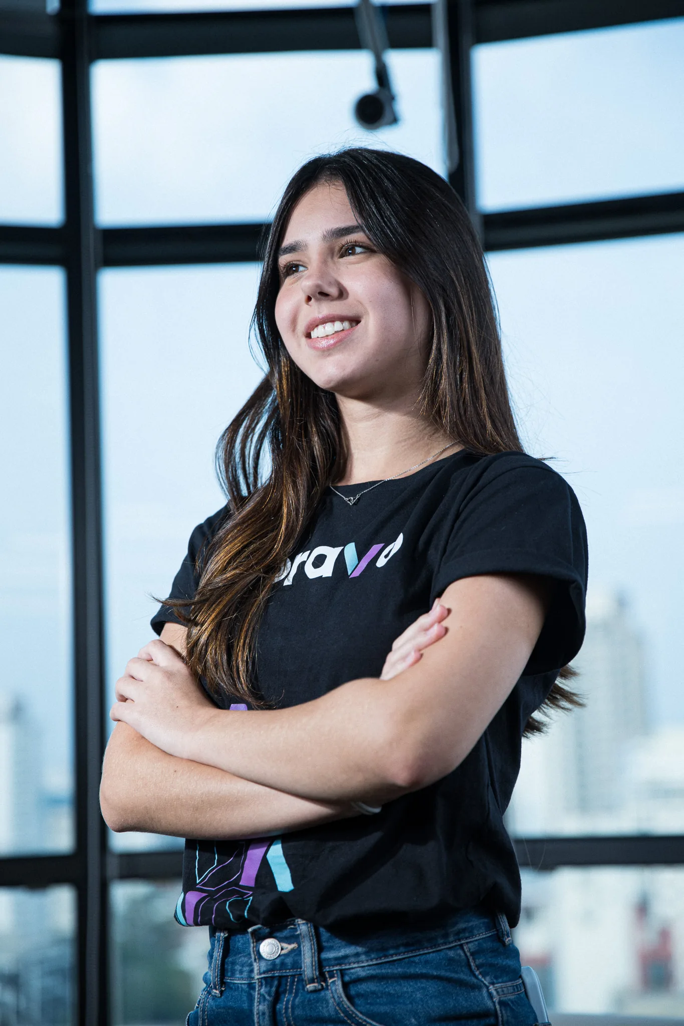 Colaboradora Bravo em ambiente de trabalho