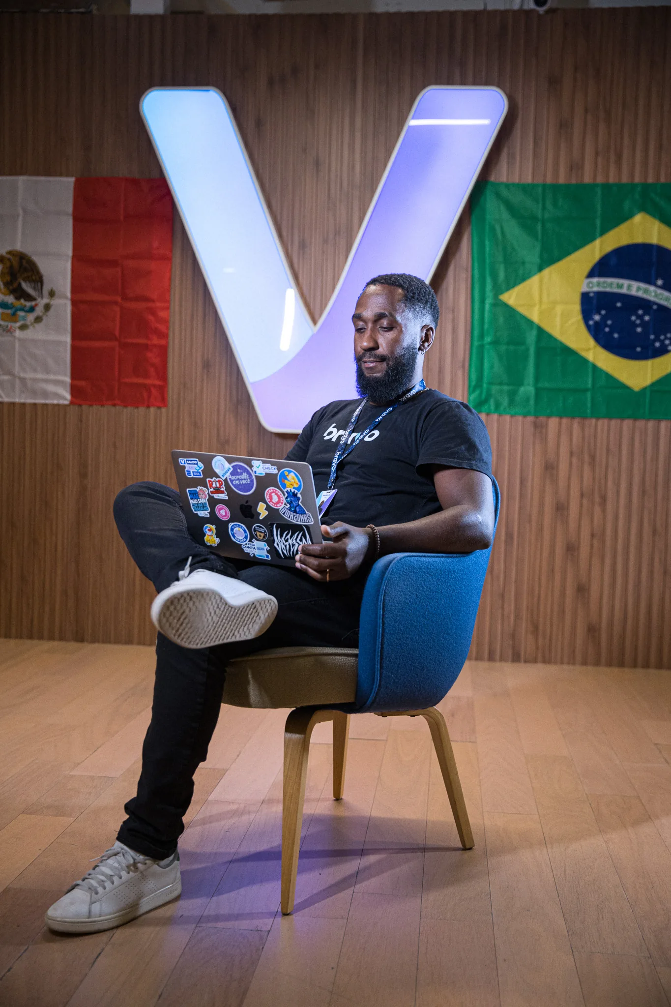 Colaboradores Bravo em ambiente de escritório